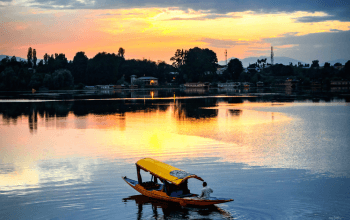 Pemandangan Danau Dal di Kashmir dengan perahu shikara