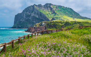 Pemandangan Pulau Jeju, tempat wisata terpopuler Korea dengan pantai Hyeopjae dan kawah Seongsan Ilchulbong.