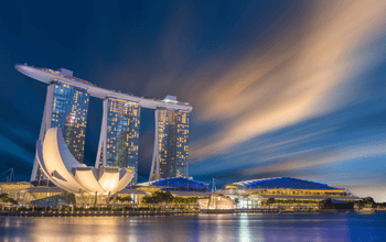 Marina Bay Sands di Singapura saat senja, menampilkan tiga menara megah, kolam renang infinity, dan cakrawala kota yang memukau.