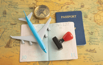 Dokumen perjalanan seperti visa dan paspor untuk liburan ke Jepang.