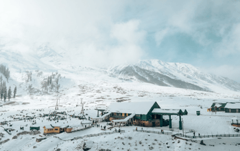 Pemandangan pegunungan bersalju di Gulmarg, Kashmir, selama musim dingin