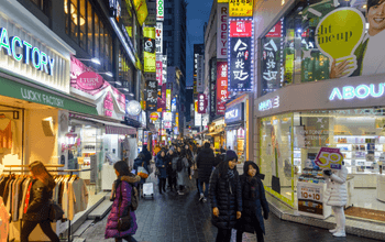 Wisatawan berbelanja di pasar Myeongdong.
