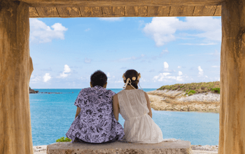 Pantai tropis Okinawa dengan pasir putih dan laut biru untuk honeymoon.