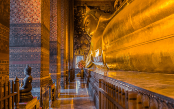 Patung Buddha berbaring di Wat Pho, kuil bersejarah di Bangkok, Thailand.