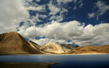 Pemandangan Danau Pangong dengan air biru jernih dikelilingi pegunungan Himalaya di Leh Ladakh